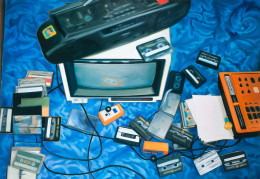 Frank Bauer - Fernseher, Casetten & altes Telespiel (blaue Version)