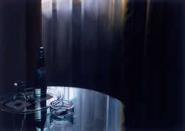 Frank Bauer - Hotelzimmer mit Wasserflasche