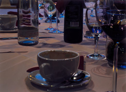 Frank Bauer - Stillleben (mit Weingläser und Kaffeetassen)